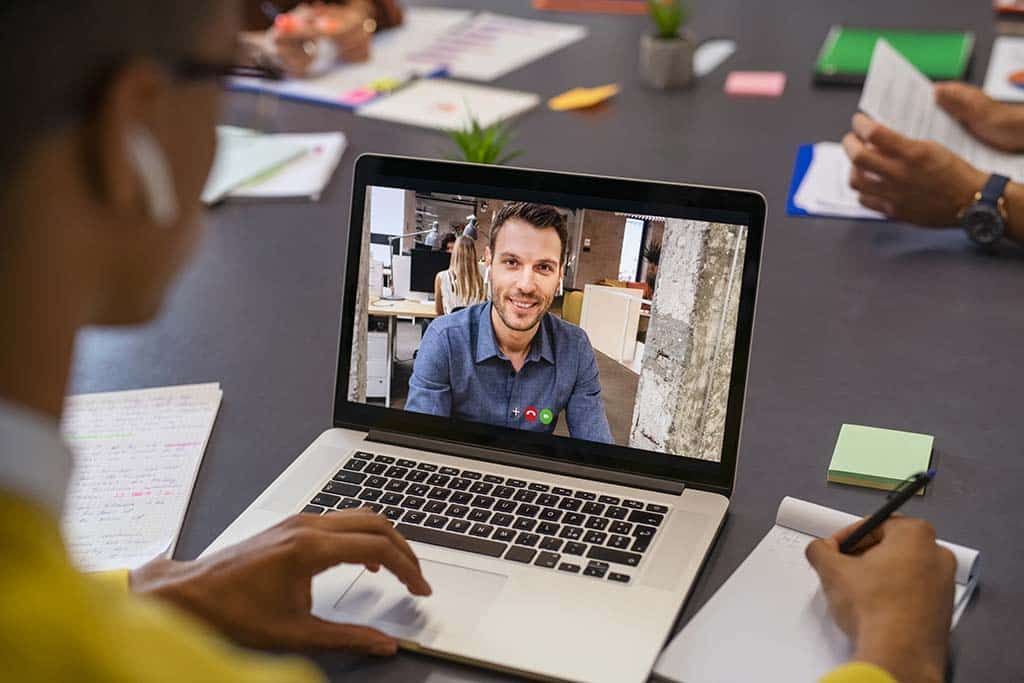 IT specialist and client on a meeting